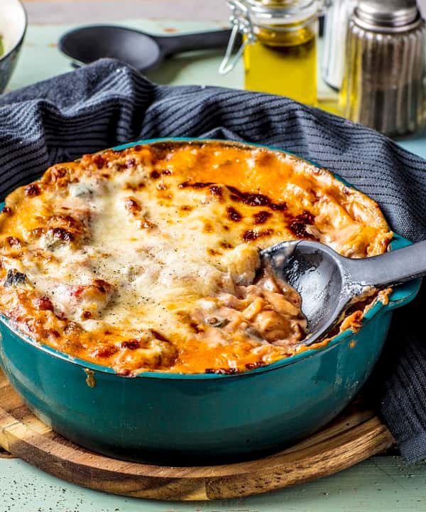 Vegetarlasagne med fersk pasta, linser og tomat – og appelsinsalat