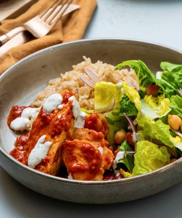 Kylling i garam masala-saus med kikertsalat og urteyoghurt