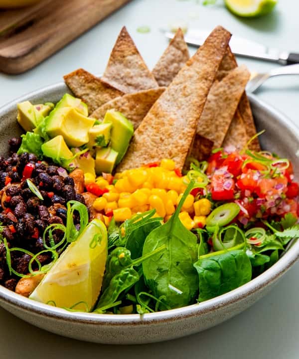 Veggietaco med hjemmelaget tomatsalsa og srirachadressing