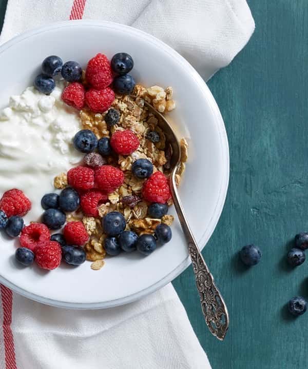 Yoghurt og cottage cheese med korn og bær