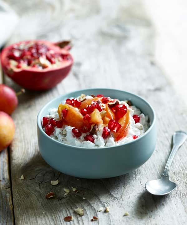 Yoghurt med byggkorn og lune plommer