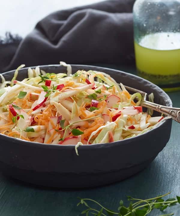 Kålsalat med eple og reddik