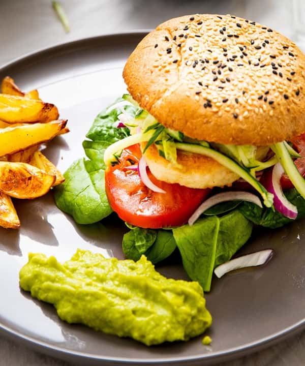 Fiskeburger av torsk og sei med guacamole og meksikansk agurksalat