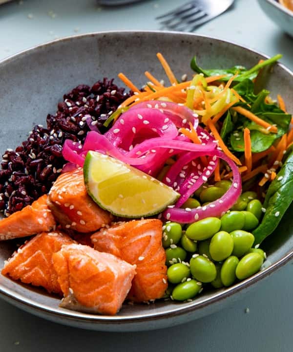 Poke bowl med ørret, edamamebønner, svart ris og ponzusaus