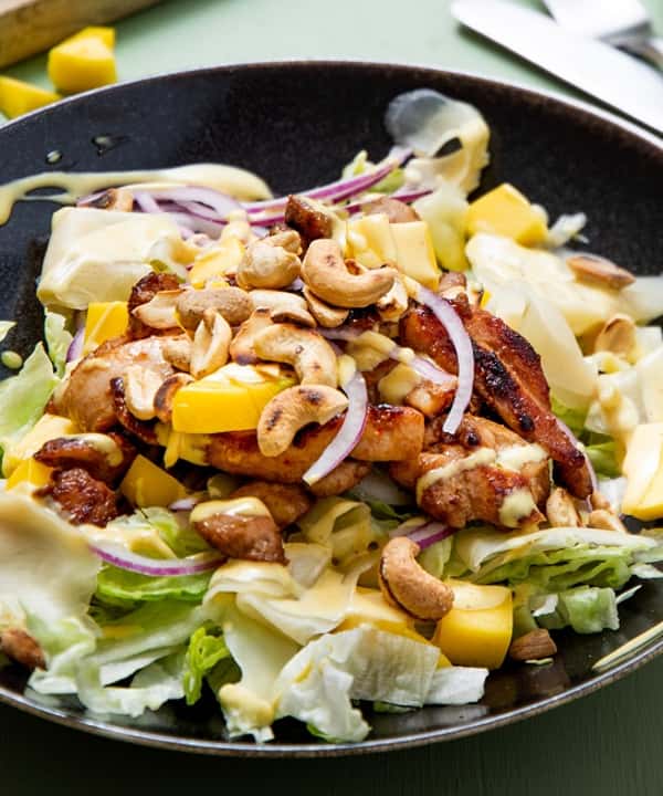 Asiatisk kyllingsalat med cashewnøtter og curry- og mangodressing