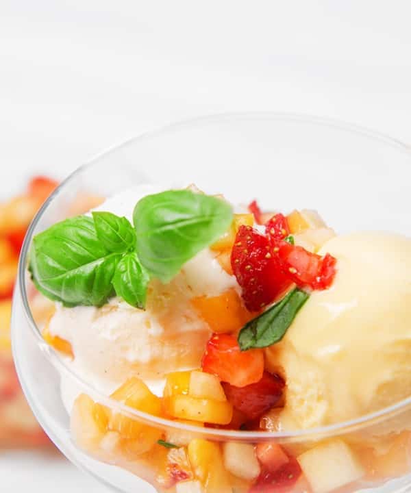 Fruktsalsa med yoghurtis vanilje og mangosorbet