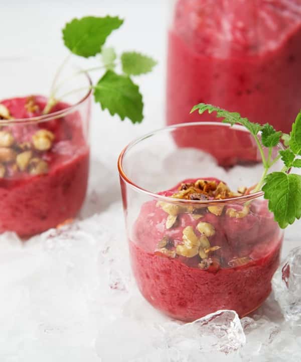 Bringebærsmoothie med sprø nøttetopping