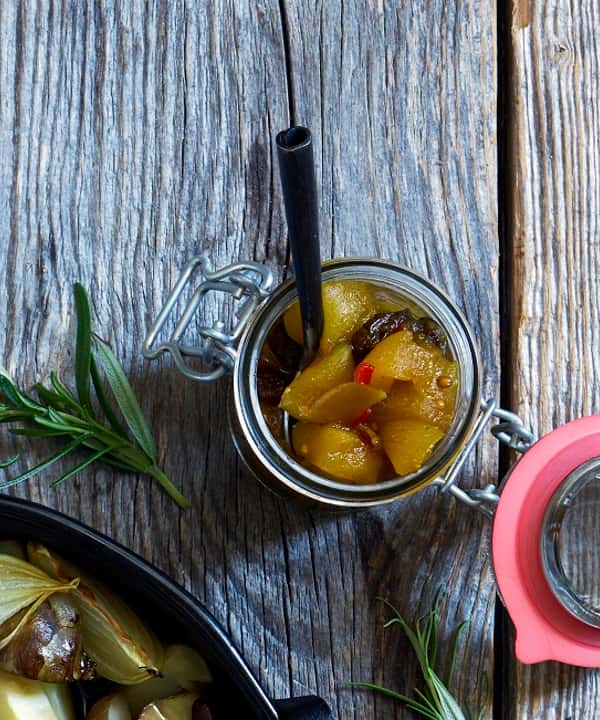 Eplechutney med rosiner, chili og ingefær
