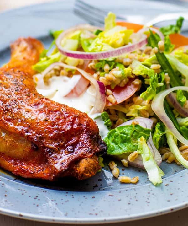 Ovnsbakte kyllinglår med mathvetesalat og hvitløksdressing