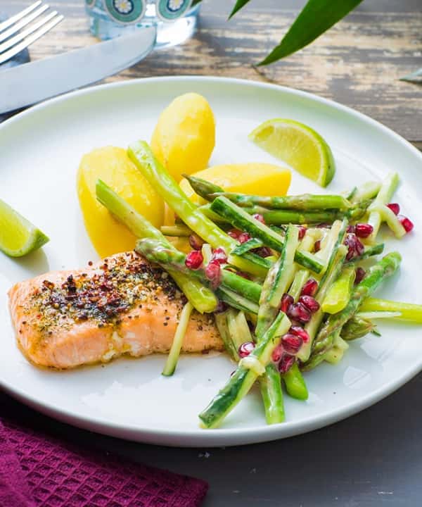 Laks med asparges- og granateplesalat