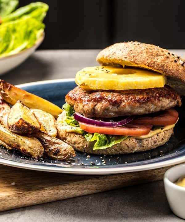Hawaiiburger med ananas og ovnsbakte søtpoteter