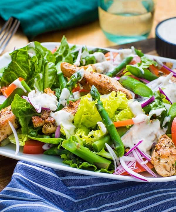Kyllingsalat med asparges og urtedressing