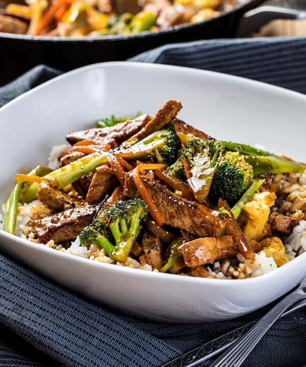 Mild currywok med magert svinekjøtt, fullkornsris og purreløk