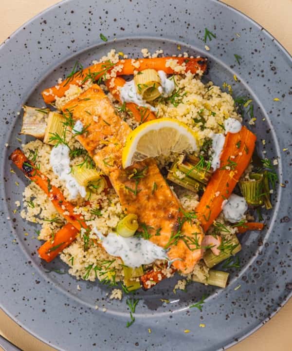 Ørret med couscous, sitron- og honningbakte grønnsaker og yoghurtdressing
