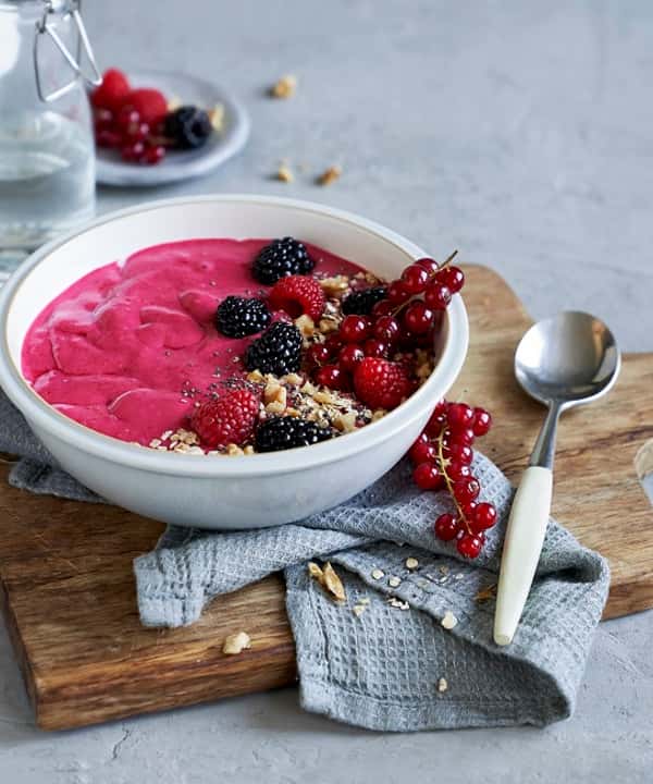 Smoothiebowl med bringebær, havregryn og chiafrø