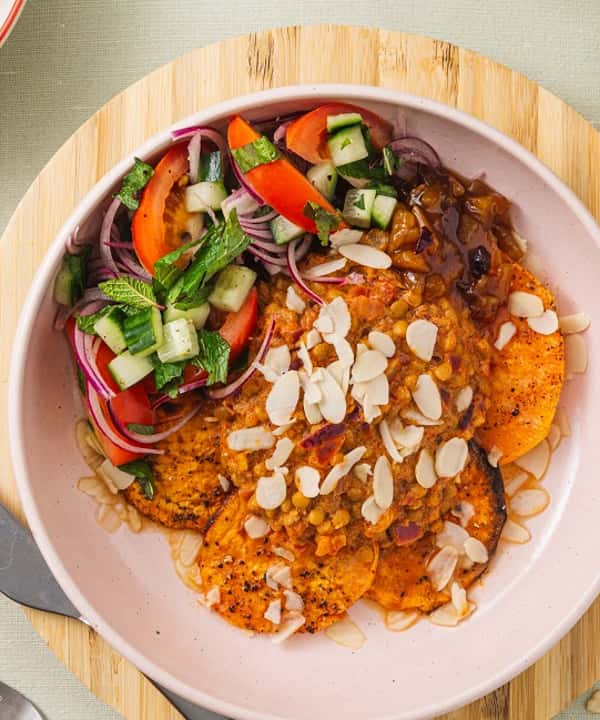 Tikka masalakrydrede linser med kachumbersalat, mangochutney og mandelskiver