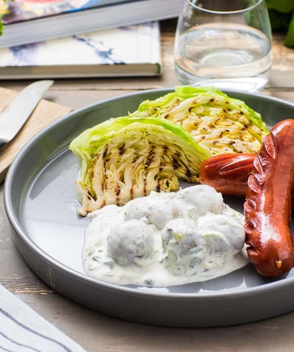 Magre pølser med grillet sommerkål og lettkremet potetsalat