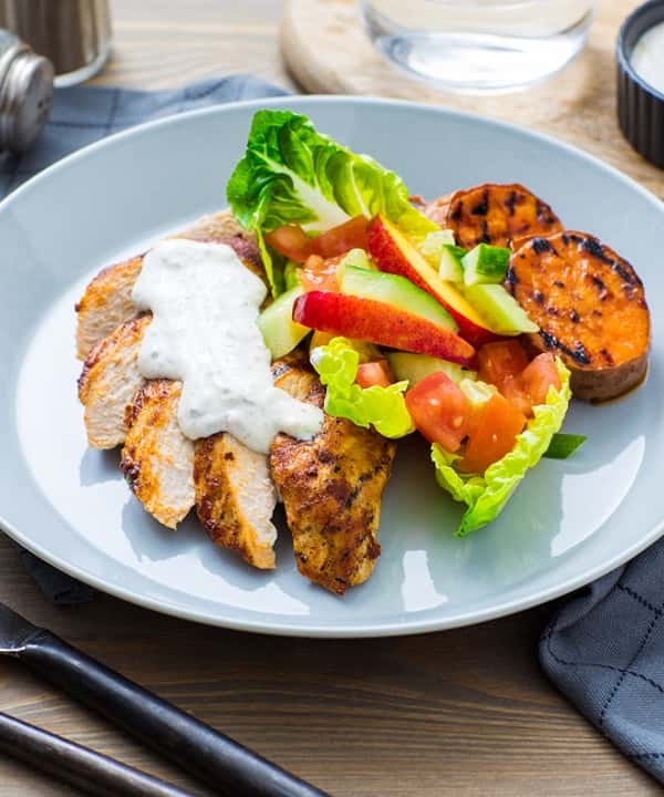 Grillet kyllingfilet med søtpotet, nektarinsalat og urtedressing