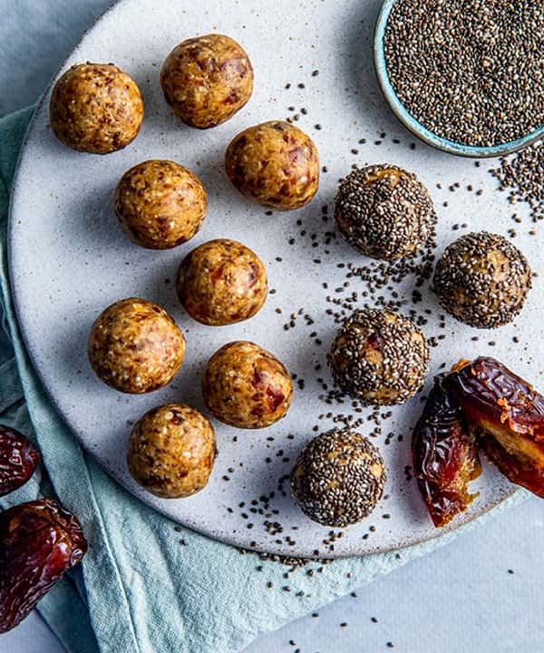 Daddelkuler med mandler og chiafrø