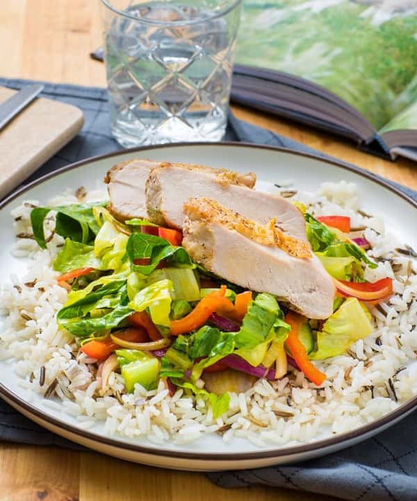 Grillet kyllingbryst med villrismiks og salat med mangodressing