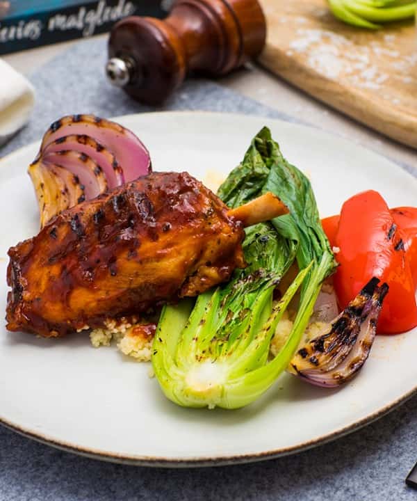 Grillet og mør svineknoke med BBQ-saus, bulgur og grønnsaker