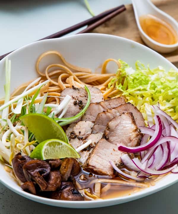Pho – vietnamesisk suppe med mørkokt svinebog og bønnespirer