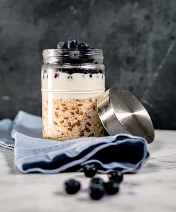 Kjøleskapsgrøt med havregryn, yoghurt naturell og blåbær