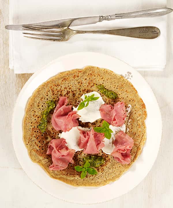 Rugpannekaker med pastrami og pesto