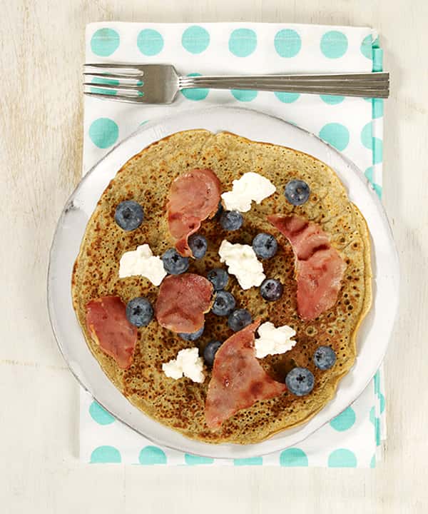 Pannekake med blåbær, cottage cheese og spekeskinke