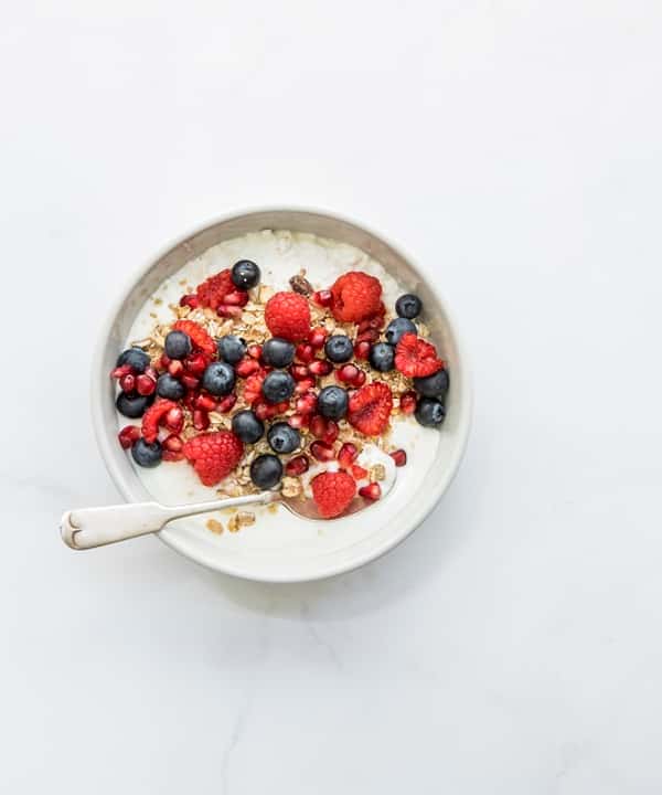 Yoghurt og cottage cheese med korn og bær