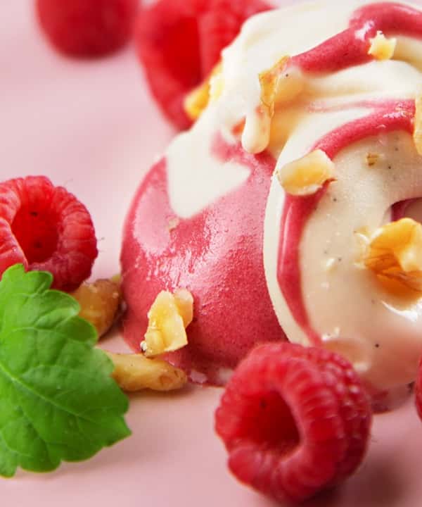 Bringebærsorbet med gresk yoghurt og mynte
