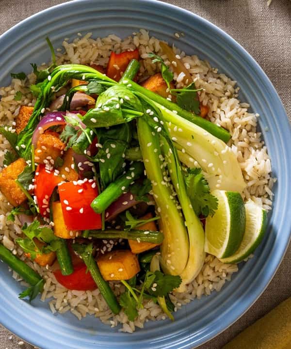Vegetarisk stir fry med tofu, koriander, ingefær, pak choy og fullkornsris