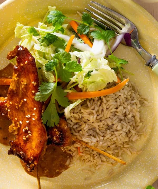 Kylling i sweet chili med fullkornsris og frisk kål- og gulrotsalat