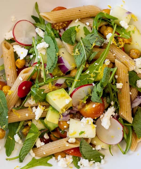 Sommersalat med galiamelon, reddiker, fetaost og mynte