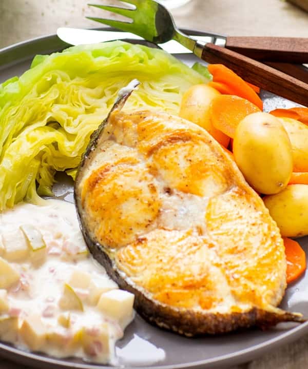 Pannestekt kveite med dampet spisskål og fiskesaus