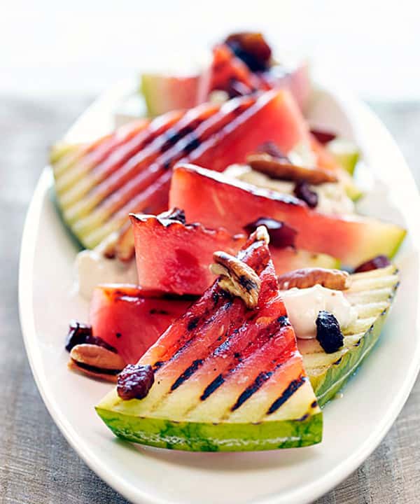 Grillet vannmelon med blåmuggostdressing og ristede pekannøtter