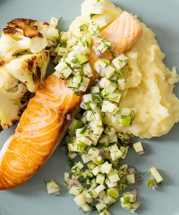 Laksefilet med eple- og dillvinaigrette, blomkål og potetmos