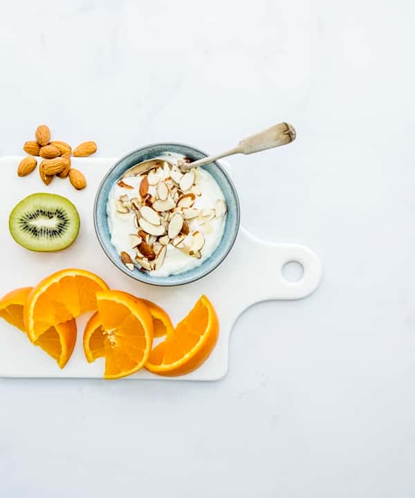Mellommåltid med yoghurt, mandler og frukt