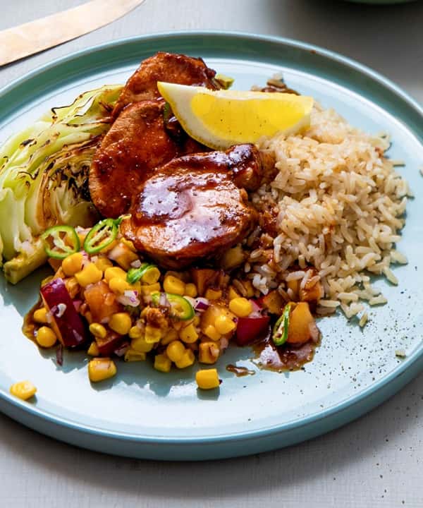 Barbecueglasert svinekam med pannestekt kål og eple- og maissalsa