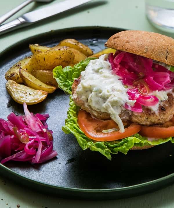 Lamme- og svineburger med epletzatziki og rødløk- og chilirellish