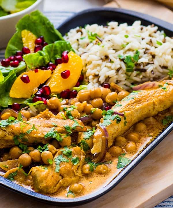 Kylling tikka masala med villris og appelsin- og granateplesalat