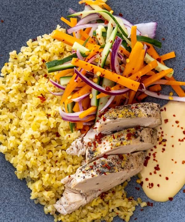 Sous vide-kyllingfilet med ingefærsyltede grønnsaker, bulgur og soyamajones