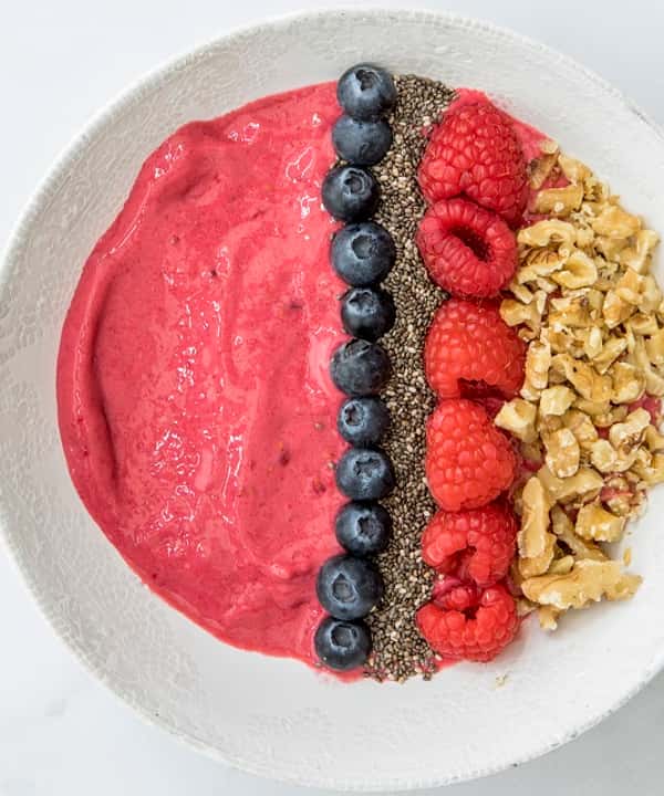 Smoothiebowl med bringebær, havregryn og chiafrø