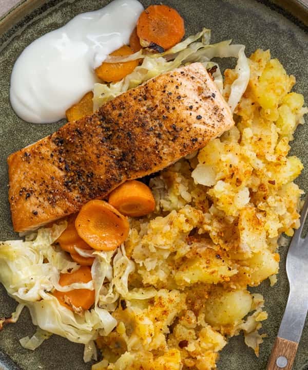Sitruskrydret laksefilet og knuste chilipoteter, med grønnsaker og yoghurt