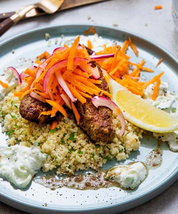 Tyrkisk kebab med sitroncouscous og agurkdressing