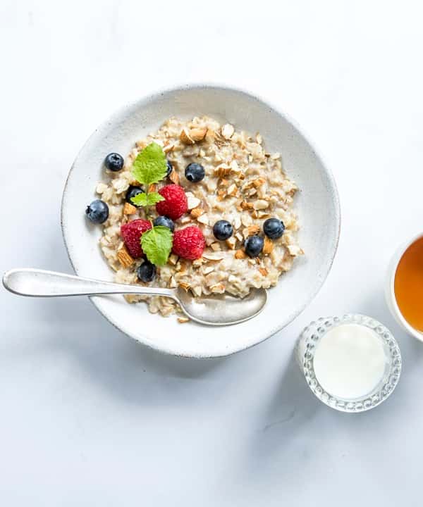Kickstart Frokost - Ruggrøt med bær og nøtter