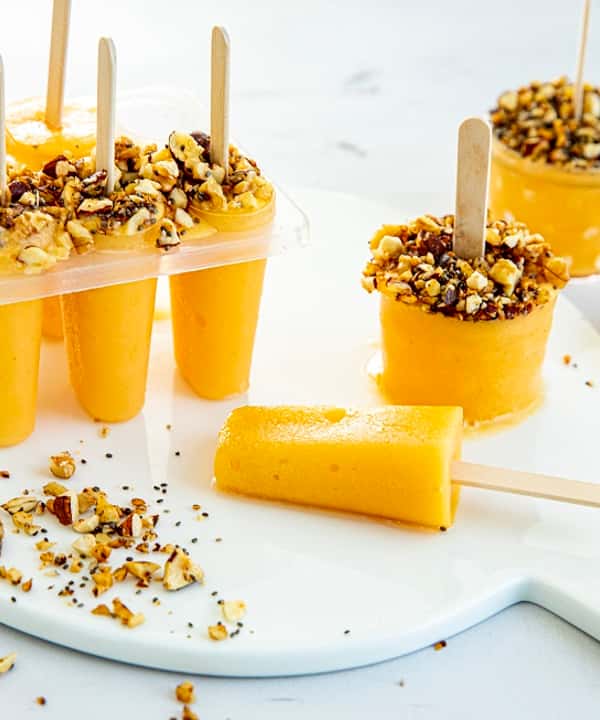 Tropisk smoothie-is med nøttekrønsj