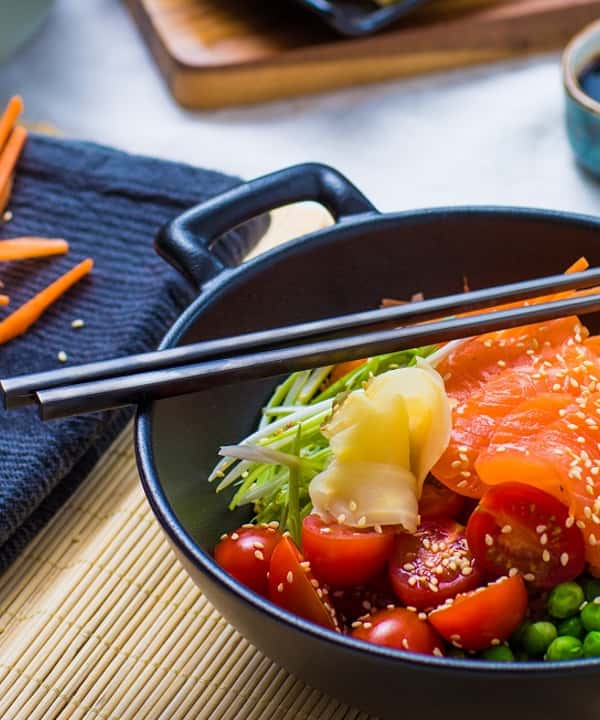 Sashimibowl med lakseloin, fullkornsris, syltet ingefær og ponzusaus