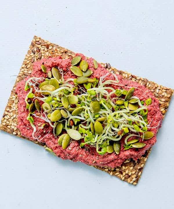 Knekkebrød med hummus og reddikspirer