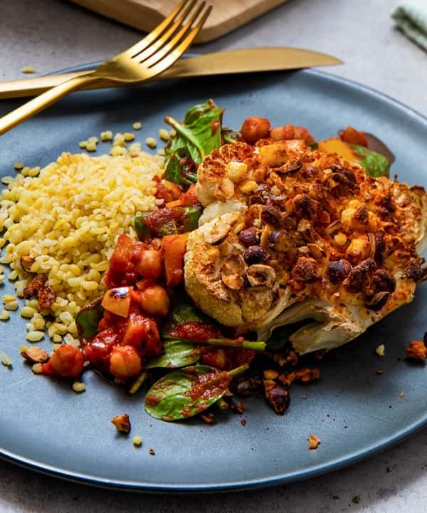 Fetabakt blomkål med hasselnøtter, couscous og kikerter i tomatsaus